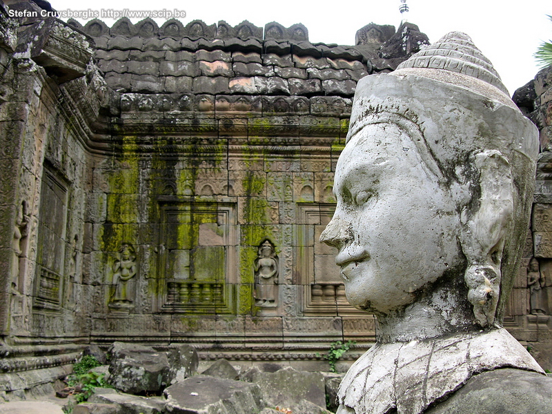 Kampong Cham - Wat Nokor 2km outside the city Kampong Cham you will find Wat Nokor, a temple of the 13th century. Stefan Cruysberghs